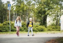 Liikenneturvalta vinkkejä turvalliseen koulumatkaan Pienen lapsen näkökulmasta ohi paahtavan, kiihdyttävän tai äkkijarruttavan kuljettajan käytös voi saada koulutiet tuntumaan turvattomilta. Kuva: Nina Mönkkönen / Liikenneturva.