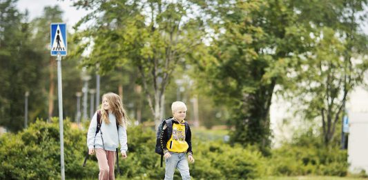 Liikenneturvalta vinkkejä turvalliseen koulumatkaan Pienen lapsen näkökulmasta ohi paahtavan, kiihdyttävän tai äkkijarruttavan kuljettajan käytös voi saada koulutiet tuntumaan turvattomilta. Kuva: Nina Mönkkönen / Liikenneturva.