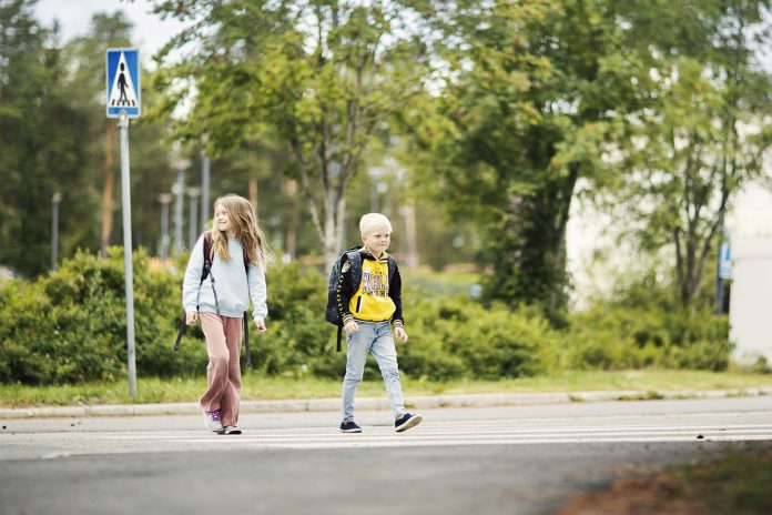 Koulumatka web kuva Nina Monkkonen Liikenneturva. Pienen lapsen näkökulmasta ohi paahtavan, kiihdyttävän tai äkkijarruttavan kuljettajan käytös voi saada koulutiet tuntumaan turvattomilta. Kuva: Nina Mönkkönen / Liikenneturva.