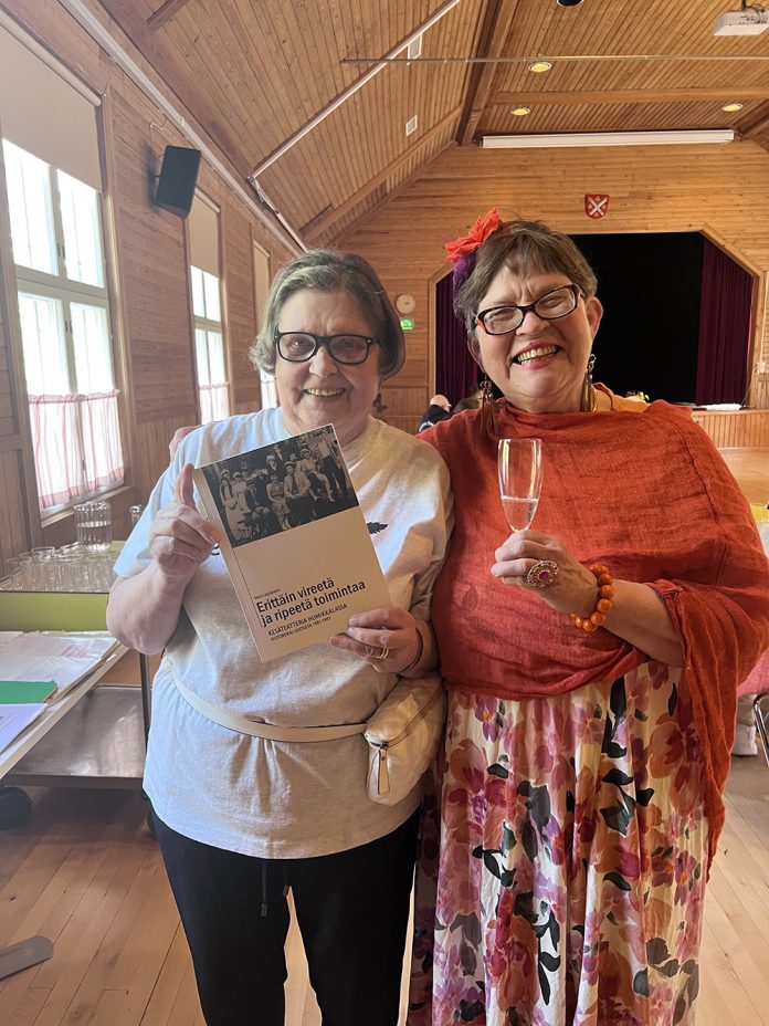 Maskun Teatteriyhdistys Paula Koskinen Viivi Viranko 01 web "Arin vuosikymmen. Kesäteatteria Humikkalassa, historiikki vuosilta 1991–2000" -teoksen tekijä Paula Koskinen ja tuottaja Viivi Viranko. Kuva: Katariina Mäkinen-Önsoy / Turun Seutusanomien arkisto.
