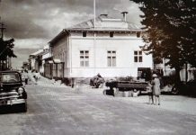 Muistojen kahvila ja Hymyilevä Apollo Naantali-päivässä Naantali 1954. Kuva: Jouko Leino.