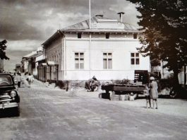 Muistojen kahvila ja Hymyilevä Apollo Naantali-päivässä Naantali 1954. Kuva: Jouko Leino.