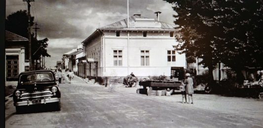 Muistojen kahvila ja Hymyilevä Apollo Naantali-päivässä Naantali 1954. Kuva: Jouko Leino.