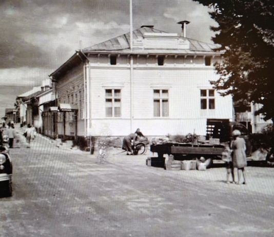 Muistojen kahvila ja Hymyilevä Apollo Naantali-päivässä Naantali 1954. Kuva: Jouko Leino.