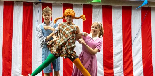 Teatteri | Peppi Pitkätossu ilahduttaa Piikkiössä Tammipartion lastenteatterin Peppi Pitkätossu saapuu Piikkiön Sipilänmäellä sijaitsevaan Huvikumpuun. Kuva: Eetu Louhe.