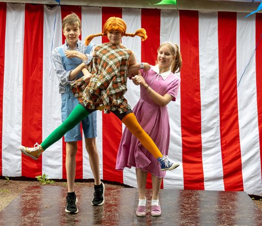 Teatteri | Peppi Pitkätossu ilahduttaa Piikkiössä Tammipartion lastenteatterin Peppi Pitkätossu saapuu Piikkiön Sipilänmäellä sijaitsevaan Huvikumpuun. Kuva: Eetu Louhe.