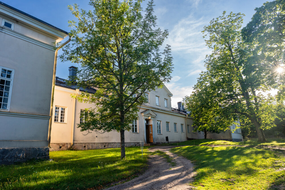 Seilin päärakennus, hospitaali, saaristomeren tutkimuslaitos, kesällä 2022. Kuva: Hanna Oksanen / Turun yliopisto.
