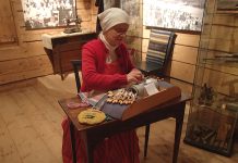 Liedon Taiteiden yö aloittaa kaupungin oman kotiseutuviikon Pitsin nypläystä Tarvasjoen kotiseutumuseossa viime vuoden käsityöpäivänä. Kuva: Liedon museo.