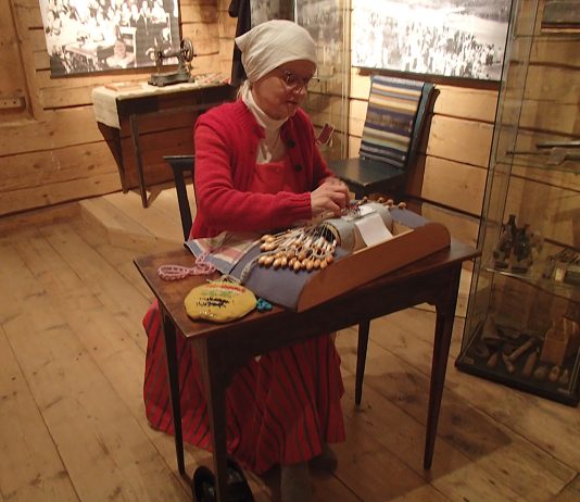Liedon Taiteiden yö aloittaa kaupungin oman kotiseutuviikon Pitsin nypläystä Tarvasjoen kotiseutumuseossa viime vuoden käsityöpäivänä. Kuva: Liedon museo.