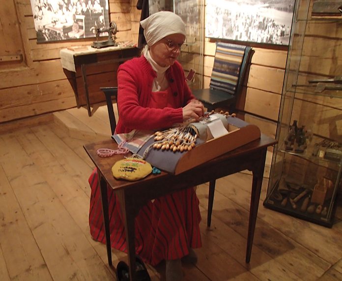 TJ_nyplays_2025_web Pitsin nypläystä Tarvasjoen kotiseutumuseossa viime vuoden käsityöpäivänä. Kuva: Liedon museo.