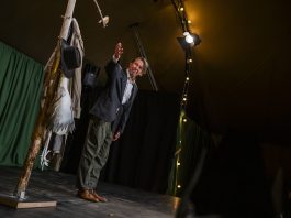 Teatteri Sirkus Suosalo Seilin saaressa järjestettävillä tiede- ja kulttuuripäivillä Starman on hurmaavan satiirinen ja ajankohtainen näytelmä luonnosta ja sen monimuotoisuuden vaarantumisesta. Kuva: Teatteri Sirkus Suosalo / Juho Liukkonen.
