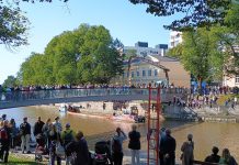 Turun Taiteiden yön installaatio konkretisoi nuorten vaikeaa työllistymistilannetta Turun Aurajokiranta kesällä. Kuva: Katariina Mäkinen-Önsoy / Turun Seutusanomien arkisto.