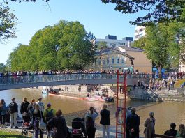 Turun Taiteiden yön installaatio konkretisoi nuorten vaikeaa työtilannetta Turun Aurajokiranta kesällä. Kuva: Katariina Mäkinen-Önsoy / Turun Seutusanomien arkisto.