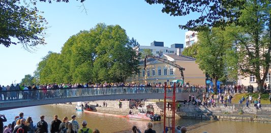 Turun Taiteiden yön installaatio konkretisoi nuorten vaikeaa työtilannetta Turun Aurajokiranta kesällä. Kuva: Katariina Mäkinen-Önsoy / Turun Seutusanomien arkisto.