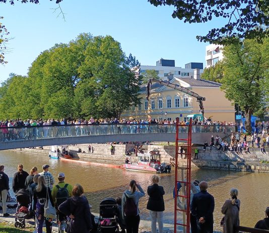 Turun Taiteiden yön installaatio konkretisoi nuorten vaikeaa työtilannetta Turun Aurajokiranta kesällä. Kuva: Katariina Mäkinen-Önsoy / Turun Seutusanomien arkisto.