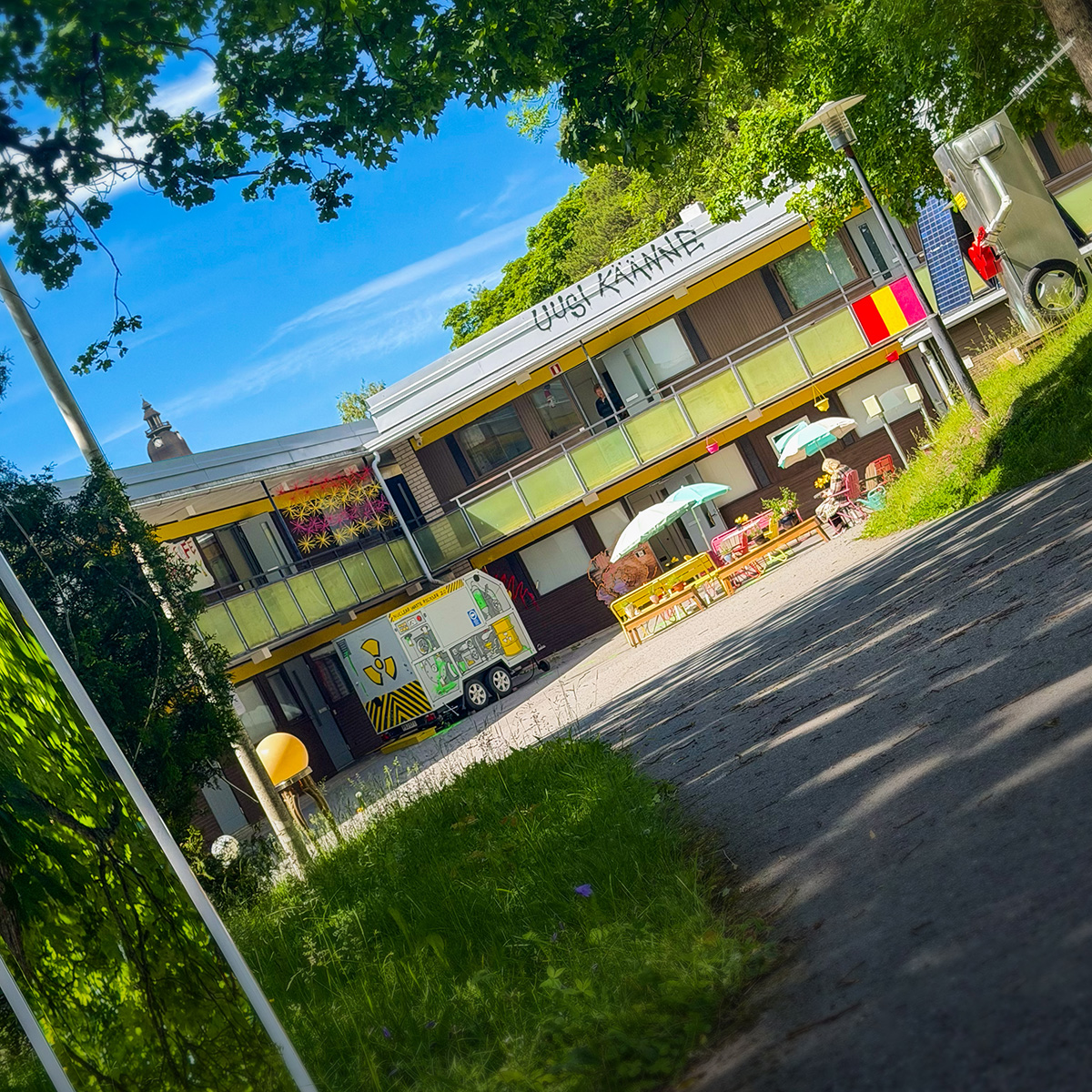 Uusi Käänne -purkutalotaideteos.