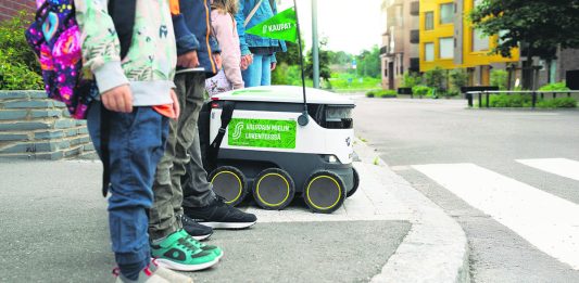 Liikennelaulu raikaa ja lapsille jaetaan robolukujärjestyksiä Kaarinassa ja Naantalissa S-kaupat ja sen ruokarobotit muistuttavat liikenneturvallisuuden merkityksestä koulujen alkaessa Valppain mielin -tempauksella. Kuva: Turun Osuuskauppa.