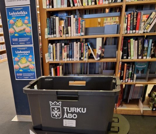 Turun pääkirjastossa vilistää nyt kuljetusrobotteja