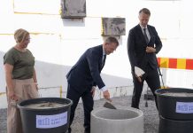 Kupittaan kärjen peruskiven muuraustilaisuutta vietettiin perjantaina Turun pormestari Piia Elo, pääministeri Petteri Orpo ja YIT:n toimitusjohtaja Heikki Vuorenmaa muurasivat Kupittaan kärjen peruskiven 14. elokuuta. Kuva: Niko Sieppi.