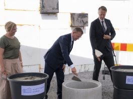 Kupittaan kärjen peruskiven muuraustilaisuus pidettiin perjantaina Turun pormestari Piia Elo, pääministeri Petteri Orpo ja YIT:n toimitusjohtaja Heikki Vuorenmaa muurasivat Kupittaan kärjen peruskiven 14. elokuuta. Kuva: Niko Sieppi.