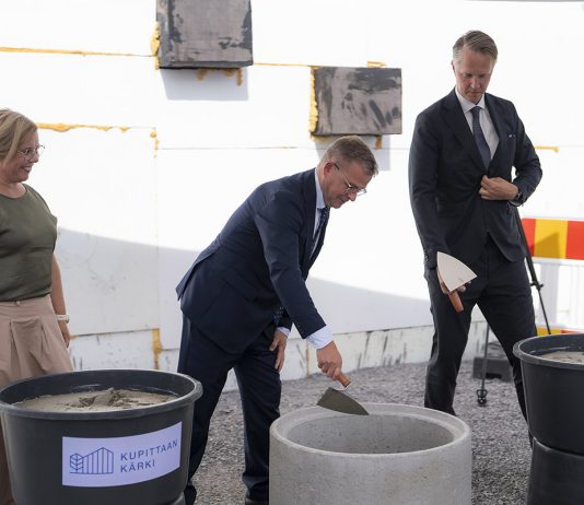 Kupittaan kärjen peruskiven muuraustilaisuus pidettiin perjantaina Turun pormestari Piia Elo, pääministeri Petteri Orpo ja YIT:n toimitusjohtaja Heikki Vuorenmaa muurasivat Kupittaan kärjen peruskiven 14. elokuuta. Kuva: Niko Sieppi.