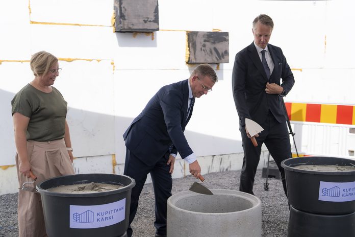 Turun pormestari Piia Elo, pääministeri Petteri Orpo ja YIT:n toimitusjohtaja Heikki Vuorenmaa muurasivat Kupittaan kärjen peruskiven 14. elokuuta. Kuva: Niko Sieppi.