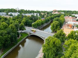 Turun raitiotiehankkeen maaperätutkimukset jatkuvat näytteiden otolla Turun Tuomiokirkkosilta. Kuva: Jussi Vierimaa 2026 / Turun Raitiotieallianssi.