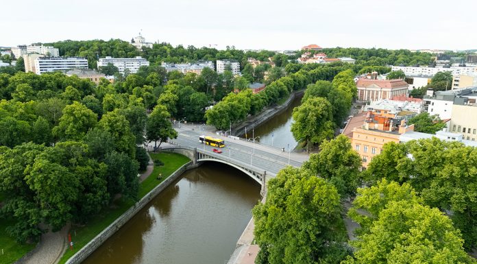 Tuomiokirkkosillan remontti vaikeuttaa Aurajoen ylittämistä autoilla Turun Tuomiokirkkosilta. Kuva: Jussi Vierimaa 2026 / Turun Raitiotieallianssi.