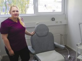 Unelmasta toimeksi – Hoitopiste Havu tarjoaa hyvinvointipalveluja Hoitopiste Havun yrittäjä Katariina Heino hoitolassaan. Kuva: Katariina Mäkinen-Önsoy.