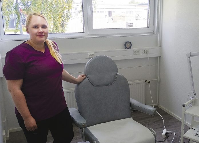 Hoitopiste Havun yrittäjä Katariina Heino hoitolassaan. Kuva: Katariina Mäkinen-Önsoy.