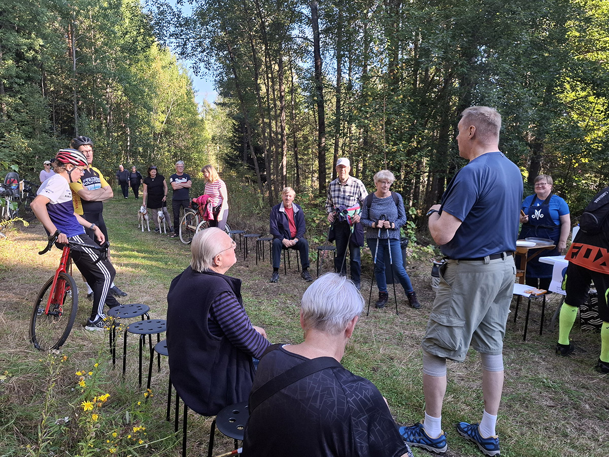 Kaanaan omakotiyhdistyksen puheenjohtaja Matti Lehtinen toivotti kaikki tervetulleeksi ulkoilutapahtumaan. Kuva: Kaanaan omakotiyhdistys.