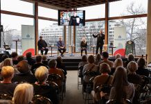 Kulttuuriturkulainen radioääni Kalle Talonen palkittiin Turun päivässä Kallen Kantapöytä Turun kaupunginteatterissa.
