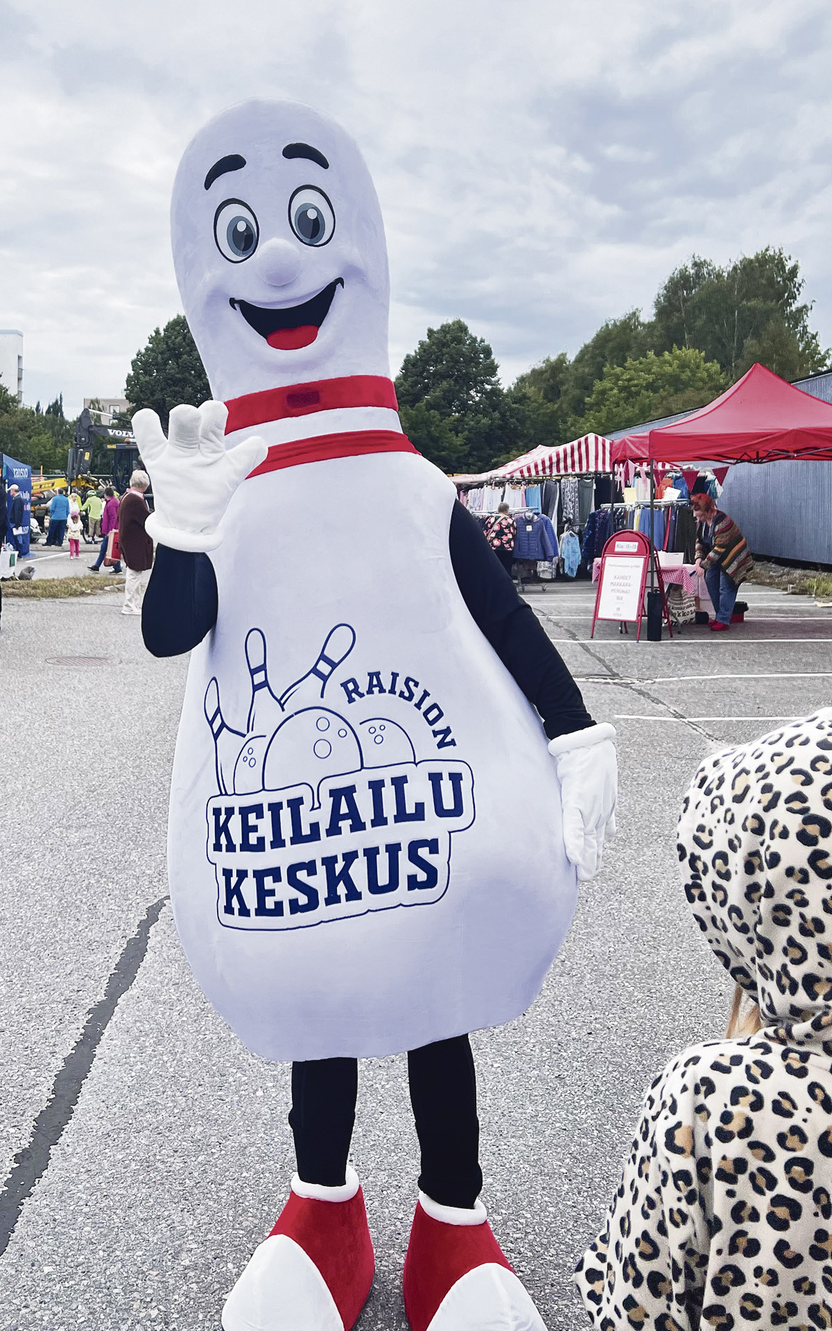 Raision Keilailukeskuksen maskotti Killin markkinoilla 2026. Kuva: Katariina Mäkinen-Önsoy.