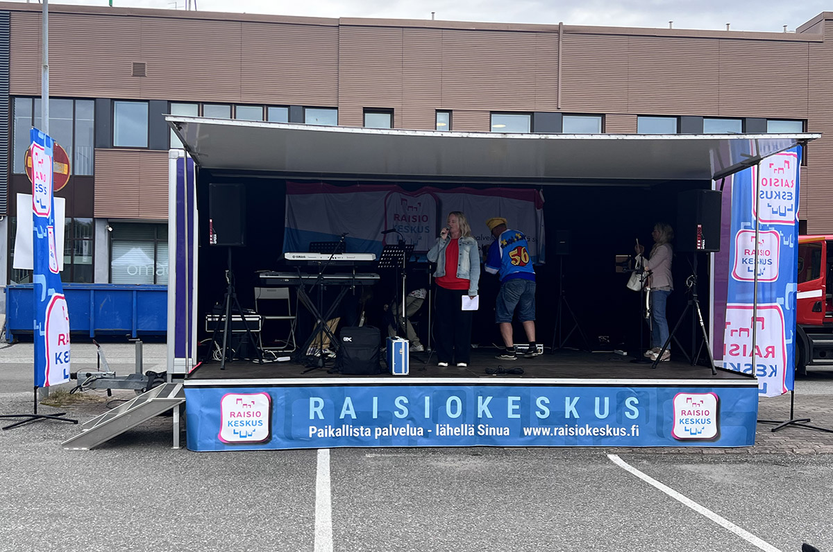 Killin markkinoiden 2026 lava Varppeenaukiolla. Juonnosta vastasi Reija Kortet. Kuva: Katariina Mäkinen-Önsoy.