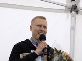 Varsinais-Suomen lähiruokapalkinto riistaruokakokoelmalle Novidan hanketyöntekijä Kai Alajoki otti vastaan Voimaa Varsinais-Suomen maaseudulta -lähiruokapalkinnon Lähiruokapäivän avajaisissa Kuva: Kateryna Vanhela.