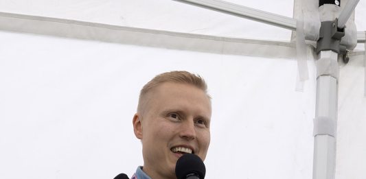 Varsinais-Suomen lähiruokapalkinto riistaruokakokoelmalle Novidan hanketyöntekijä Kai Alajoki otti vastaan Voimaa Varsinais-Suomen maaseudulta -lähiruokapalkinnon Lähiruokapäivän avajaisissa Kuva: Kateryna Vanhela.