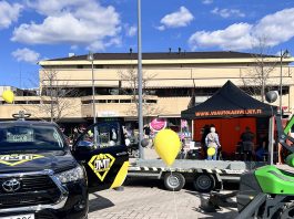 Naantalin Lähilauantai houkuttelee löytöretkelle aurinkokaupunkiin Naantalin keväisessä Lähilauantaissa torilla esittäytyivät muun muassa JMT-Vuokraus Oy , Move by Meri ja Varsinais-Suomen Autolasiveljet. Kuva: Katariina Mäkinen-Önsoy / Turun Seutusanomien arkisto.