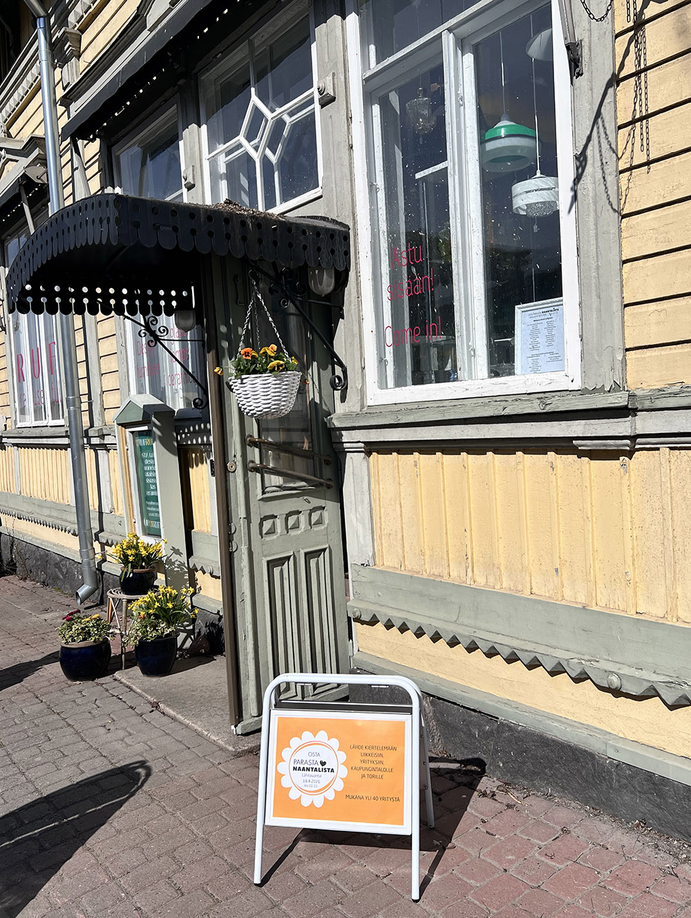 Osta Parasta Naantalista – Lähilauantai houkutteli viime keväänäkin aurinkokaupungin lämpöön. Kuvassa RUF second hand. Kuva: Katariina Mäkinen-Önsoy / Turun Seutusanomien arkisto.