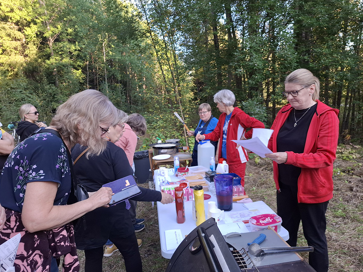 Raision Kaanaan Marttojen lettupisteellä riitti kuhinaa. Kuva: Kaanaan omakotiyhdistys.