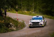 Perinteinen Rantaralli ajetaan Historic Rally Trophyn viimeisenä osakilpailuna NIBE-Rantarallin 2025 voitosta vastasi paikalliskuski Kari Hämäläinen kartanlukijanaan Laura Suvanto. Kuva: Taneli Niinimäki / AKK.