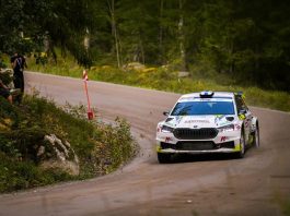 Perinteinen Rantaralli ajetaan Historic Rally Trophyn viimeisenä osakilpailuna NIBE-Rantarallin 2025 voitosta vastasi paikalliskuski Kari Hämäläinen kartanlukijanaan Laura Suvanto. Kuva: Taneli Niinimäki / AKK.