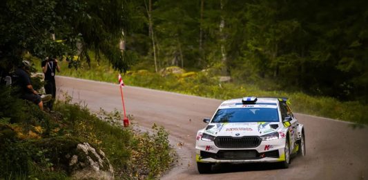Perinteinen Rantaralli ajetaan Historic Rally Trophyn viimeisenä osakilpailuna NIBE-Rantarallin 2025 voitosta vastasi paikalliskuski Kari Hämäläinen kartanlukijanaan Laura Suvanto. Kuva: Taneli Niinimäki / AKK.