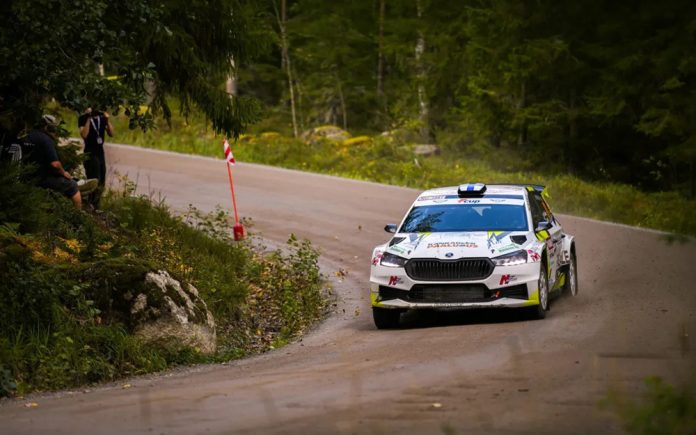 NIBE-Rantarallin 2025 voitosta vastasi paikalliskuski Kari Hämäläinen kartanlukijanaan Laura Suvanto. Kuva: Taneli Niinimäki / AKK.