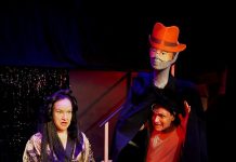Teatteri | Teatteritiimi Komeljanttarin komedia ensi-illassa Prinsessa Turandot (Mira Lattu) esittää arvoituksensa kosijalleen (Turo Entonen). Kuva: Esteri Seppälä.