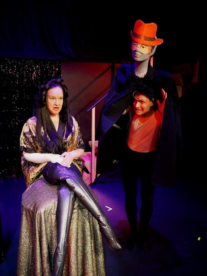 Prinsessa Turandot (Mira Lattu) esittää arvoituksensa kosijalleen (Turo Entonen). Kuva: Esteri Seppälä.