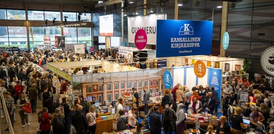 Turun Kirjamessujen Lugemossa pysähdytään kuulemaan kirjailijoiden tuotantoa Turun Kirjamessut järjestettiin vuonna 2025 ensimmäistä kertaa Logomossa. Kuva: Turun Kirjamessut.