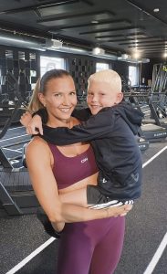X100 HYROX Training Clubin yrittäjä ja päävalmentaja Susanna Juntunen poikansa Peetun kanssa.