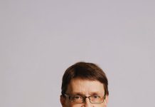 Vuoden suurin kirjailijakiertue saapuu Naantaliin Palkittu kirjailija Markus Nummi saapuu Naantalin pääkirjaston vieraaksi. Kuva: Sabrina Bqain.