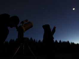 Lauantaina vietetään Tähtiharrastuspäivää Kaksikko katsoo taivaalla näkyvää planeettaa kaukoputkella ja paljain silmin. Kuva: Tomi Kurri / Ursa.