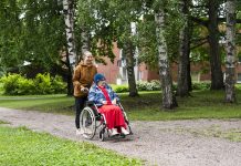 Vie vanhus ulos -kampanja kannustaa ulkoiluseuraksi Ulkoiluseuraksi voi tarjoutua omalle läheiselle, naapurille tai tuttavalle. Kuva: Sakari Röyskö.